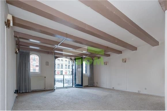 Bright 3+1 apartment next to the flower market on the water in Amsterdam