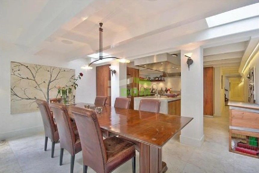 قصر تاريخي في المركز التاريخي لأمستردام، هولندا