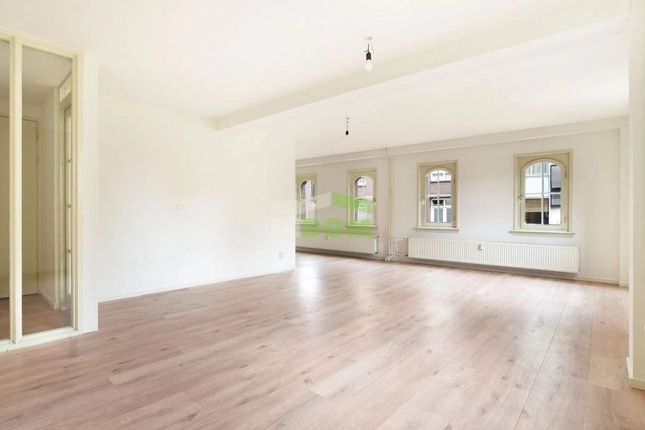 شقة مضيئة في بيت مصمم بأسلوب فني في وسط أمستردام، هولندا