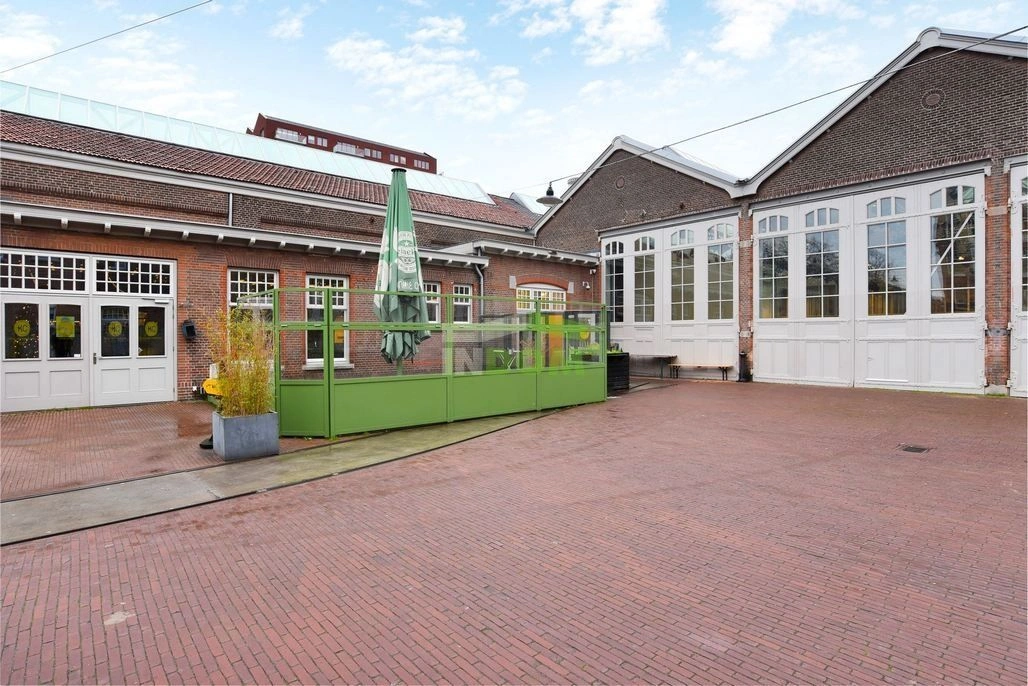 Стильная квартира в новостройке на канале в центре Амстердама, Нидерланды