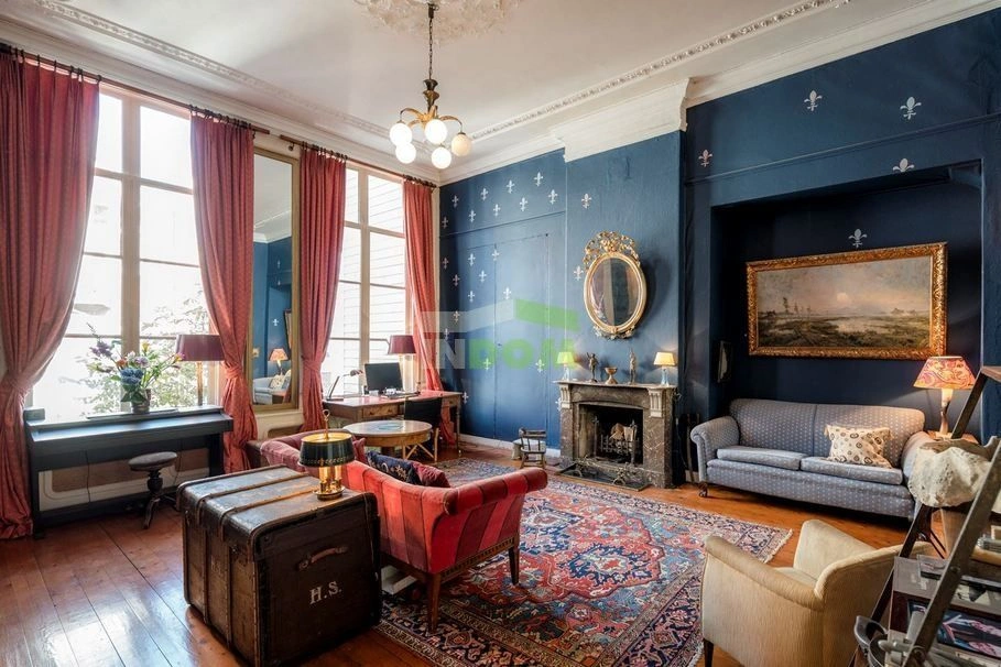 خانهای بر روی کانال زیبای پرنس در قلب آمستردام، هلند