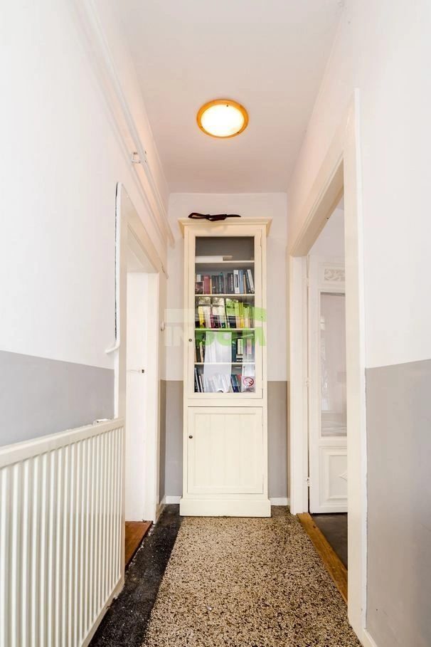 オランダ・アムステルダムの運河沿いアパート