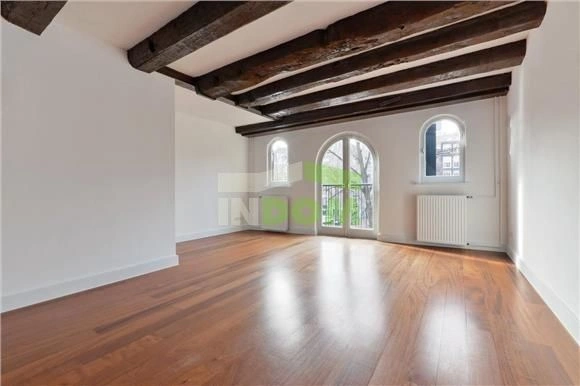 नहर के किनारे अमस्टरडम में 100 m2 का डुप्लेक्स अपार्टमेंट