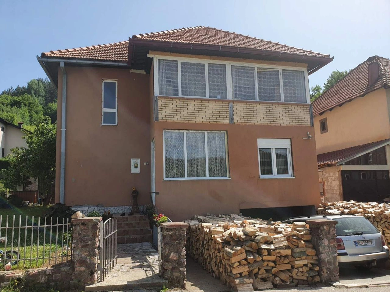 House 4+1 with a garden near the center in Kolasin