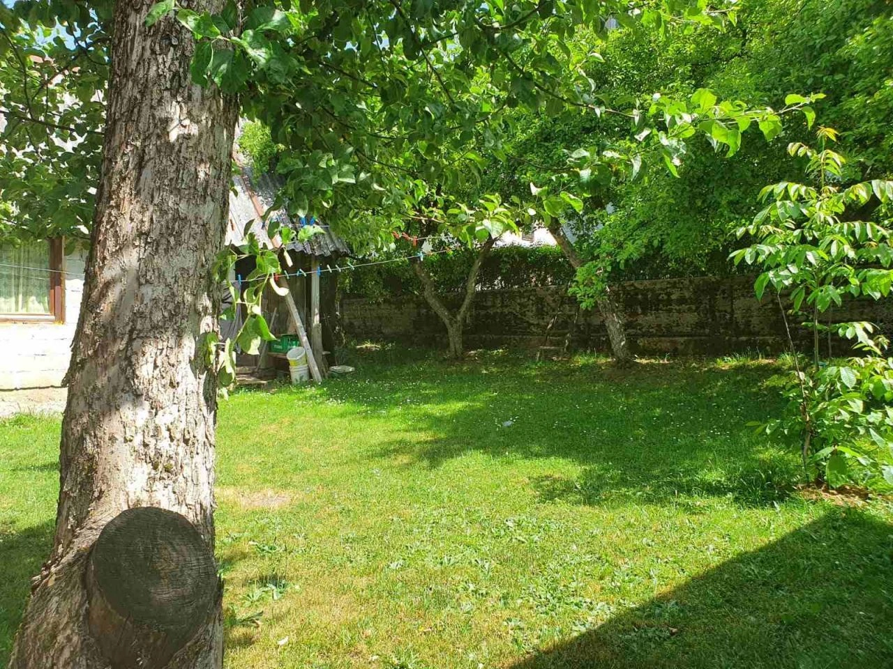 House 4+1 with a garden near the center in Kolasin