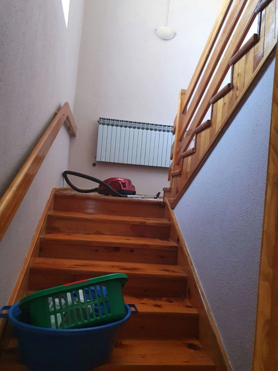 House 4+1 with a garden near the center in Kolasin