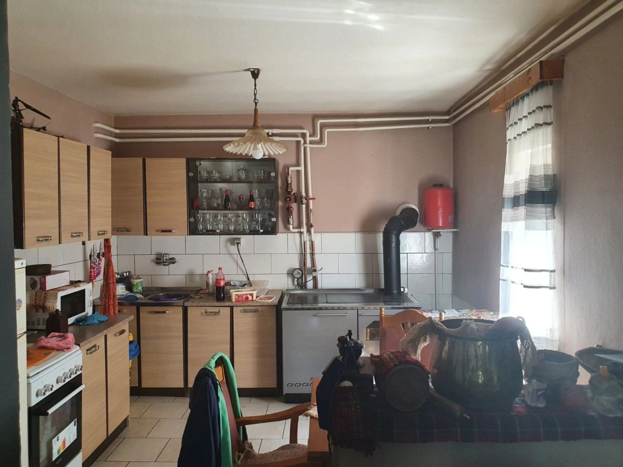 House 4+1 with a garden near the center in Kolasin