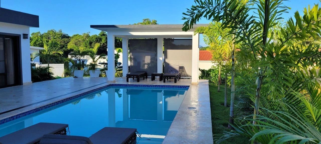 索苏阿带露天泳池的2+1别墅