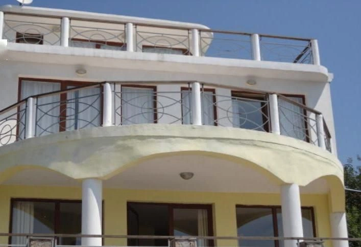 ویلای سهطبقه در منطقه معتبر سوئتی نیکولا - ۳۰۰,۰۰۰ €