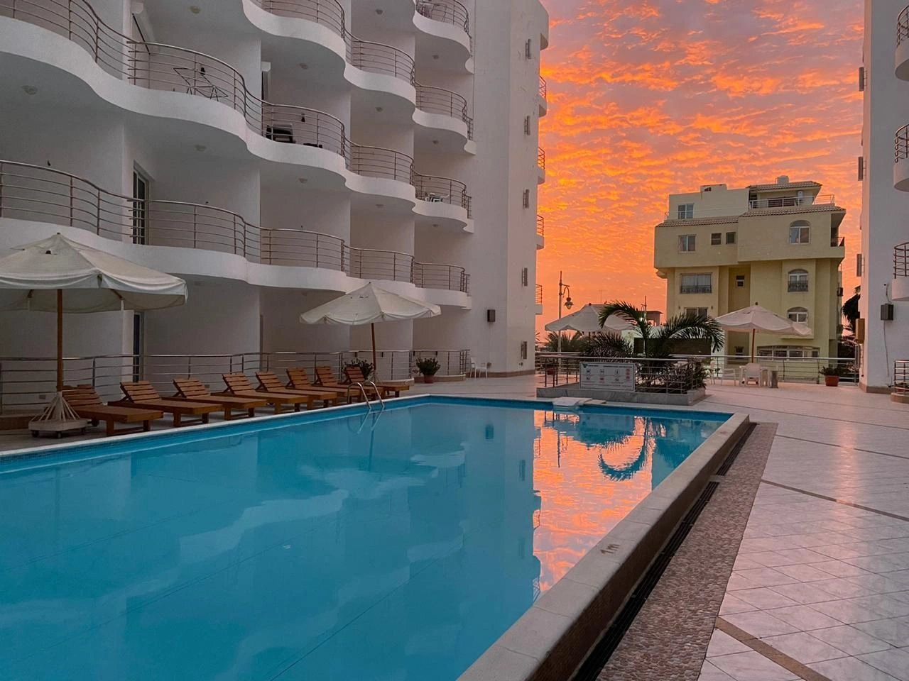 埃及赫尔格达市中心带游泳池的高档小区公寓