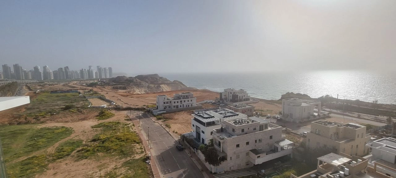 수영장과 탁 트인 바다 전망의 네타냐 펜트하우스, 이스라엘