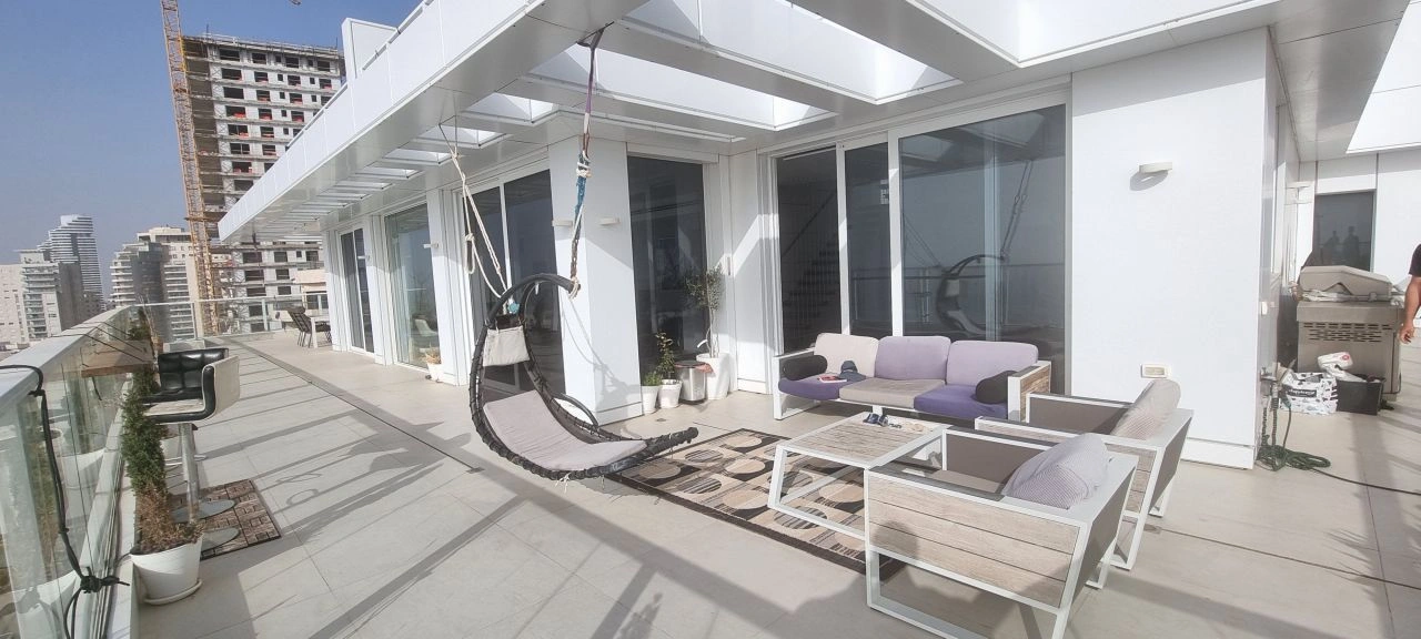 수영장과 탁 트인 바다 전망의 네타냐 펜트하우스, 이스라엘