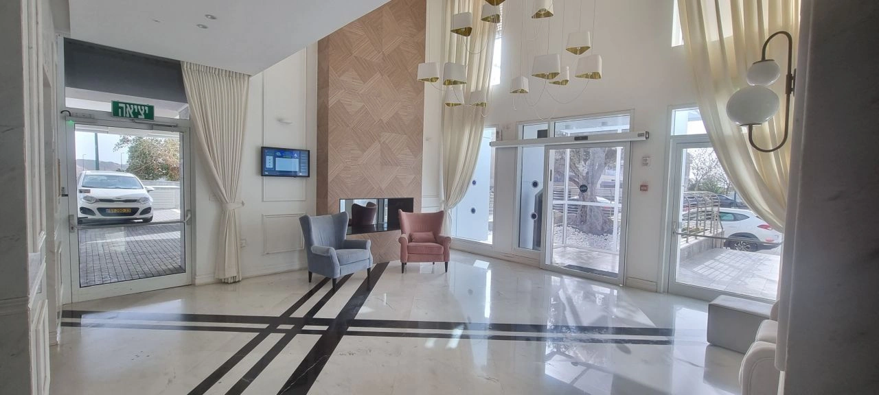 수영장과 탁 트인 바다 전망의 네타냐 펜트하우스, 이스라엘