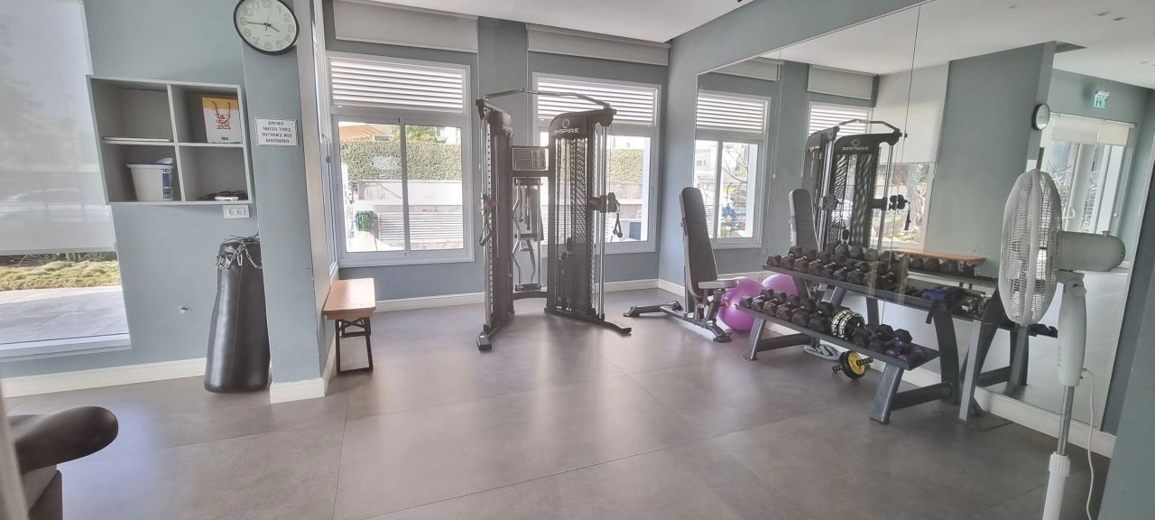 수영장과 탁 트인 바다 전망의 네타냐 펜트하우스, 이스라엘