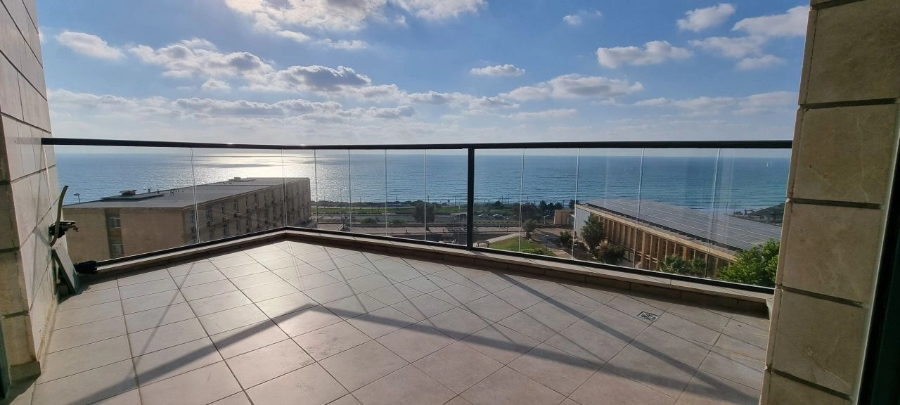View apartment 4+1 with appliances on the first line of the sea in Netanya, Israel