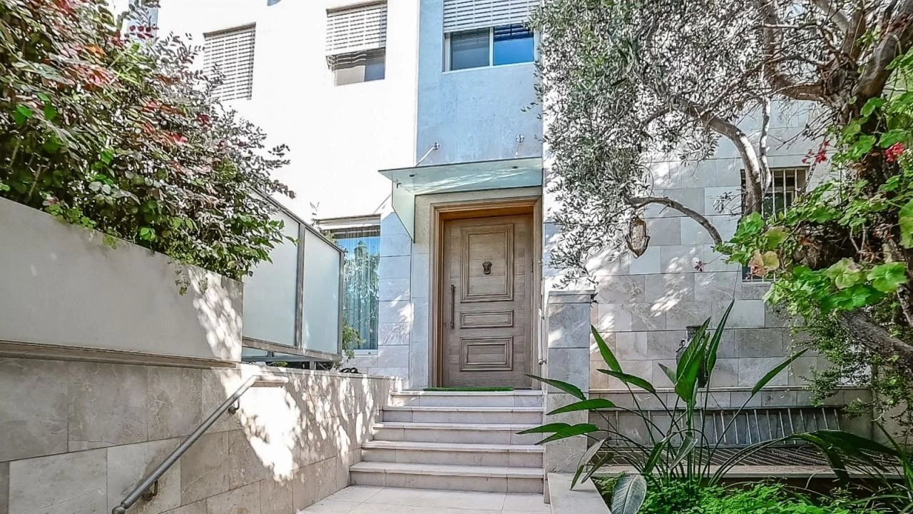 فيلا مع حديقة مصفّفة ومسبح في شمال تل أبيب، إسرائيل