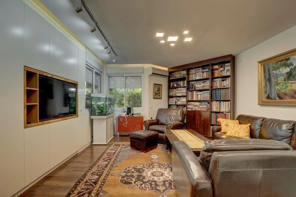 Villa mit Geräten in einer ruhigen Straße in Ramat Gan, Israel