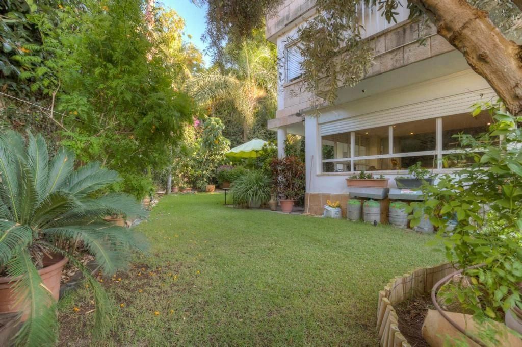 Villa mit Geräten in einer ruhigen Straße in Ramat Gan, Israel