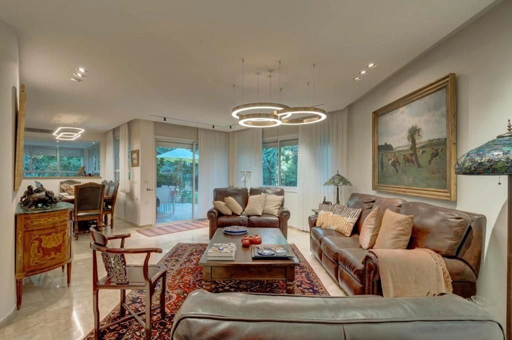 Villa mit Geräten in einer ruhigen Straße in Ramat Gan, Israel