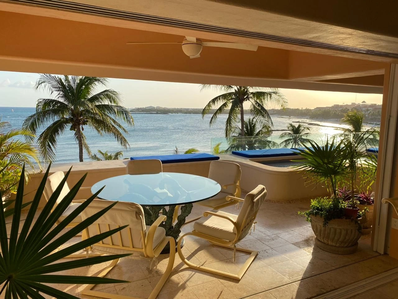 Spacious penthouse 520 m2 in Puerto Aventuras with a spacious terrace