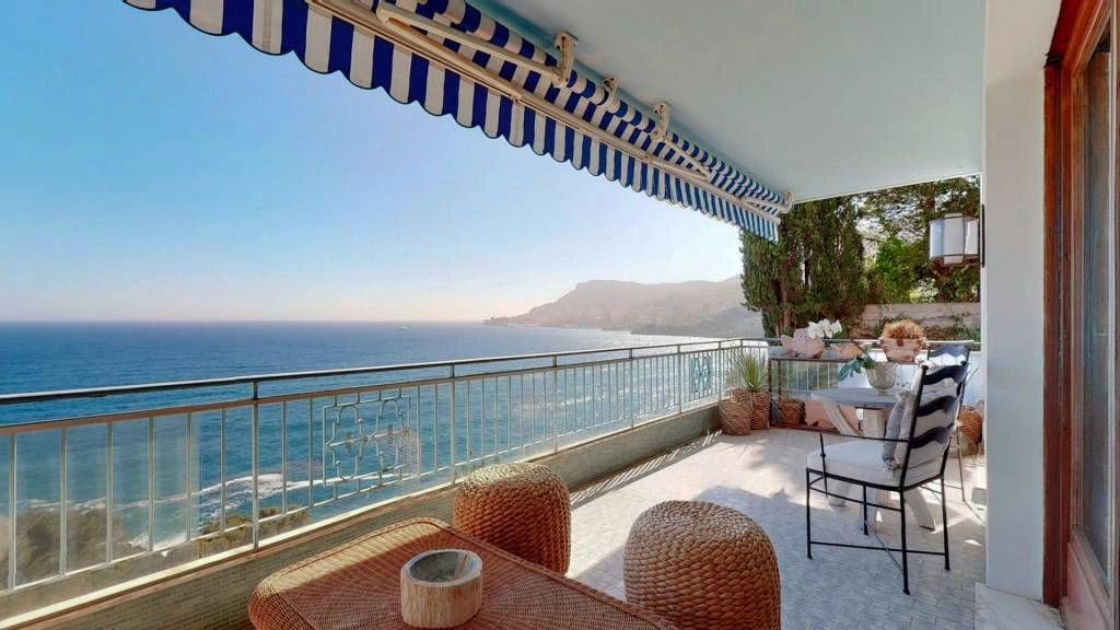 Apartment in a prestigious residence on the first line of the sea in Roquebrune-Cap-Martin, France