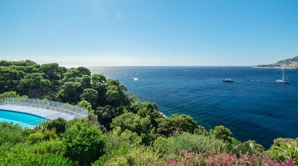 Apartment in a prestigious residence on the first line of the sea in Roquebrune-Cap-Martin, France