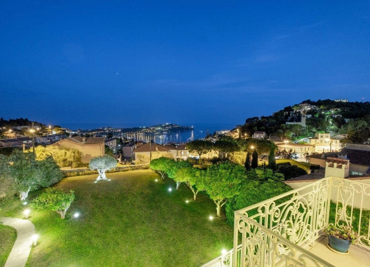 France के प्रतिष्ठित Villefranche-sur-Mer इलाके में खाड़ी का नज़ारा देने वाला लक्ज़री विला