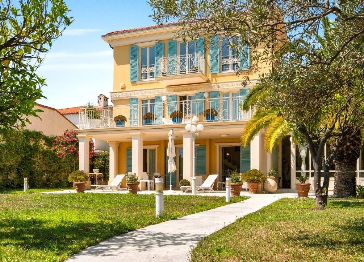 France के प्रतिष्ठित Villefranche-sur-Mer इलाके में खाड़ी का नज़ारा देने वाला लक्ज़री विला