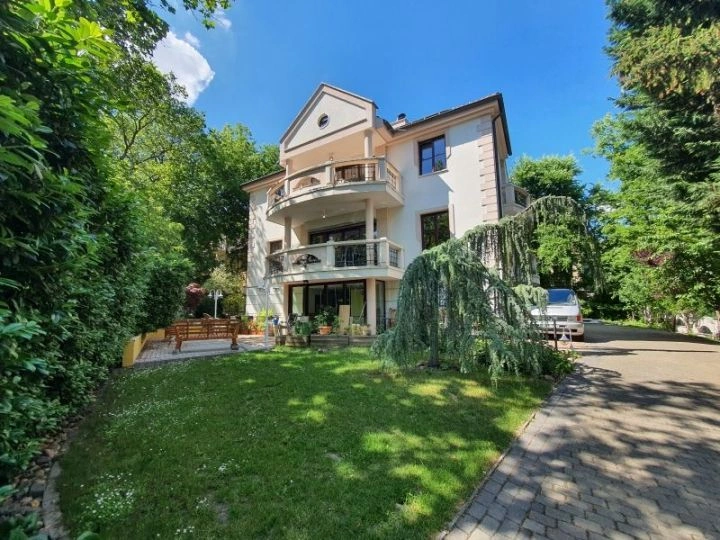 Lüks, ferah 8 odalı villa Budapeşte'de