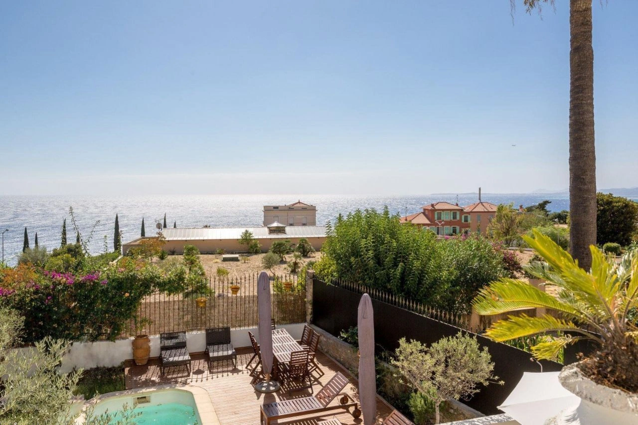 Villa with landscaped garden and swimming pool in the prestigious Mont Boron area, France