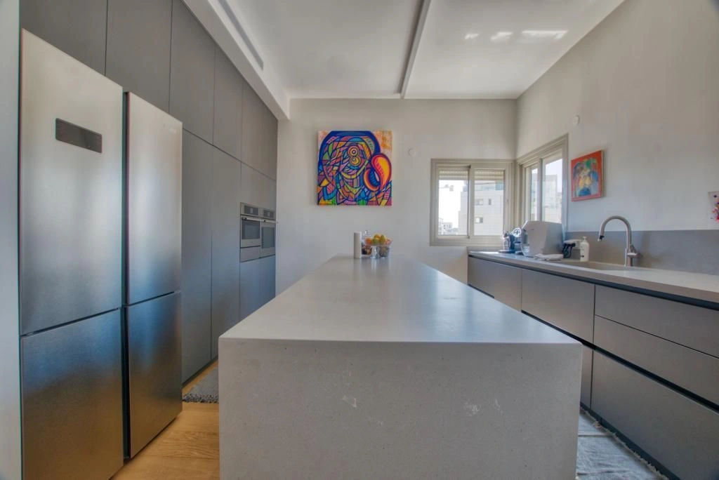 شقة مشطبة في تل أبيب على بعد مسافة قريبة من البحر، إسرائيل