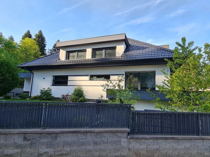 Half of a three-story house 5+1