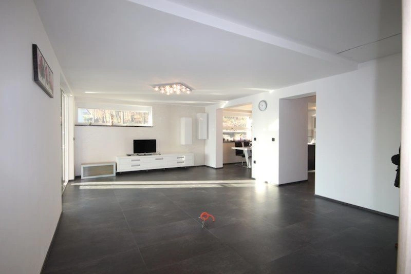 Half of a three-story house 5+1