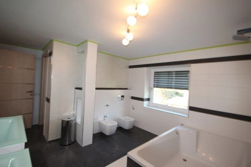 Half of a three-story house 5+1