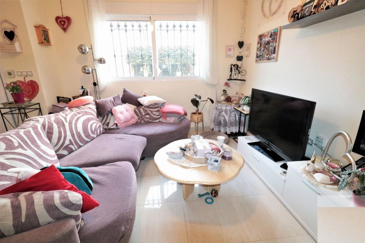 位于科斯塔布兰卡维拉马丁地区的两层住宅。西班牙