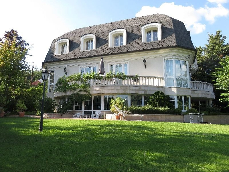 Geniş 8+1 villa Gül Tepesi'nde