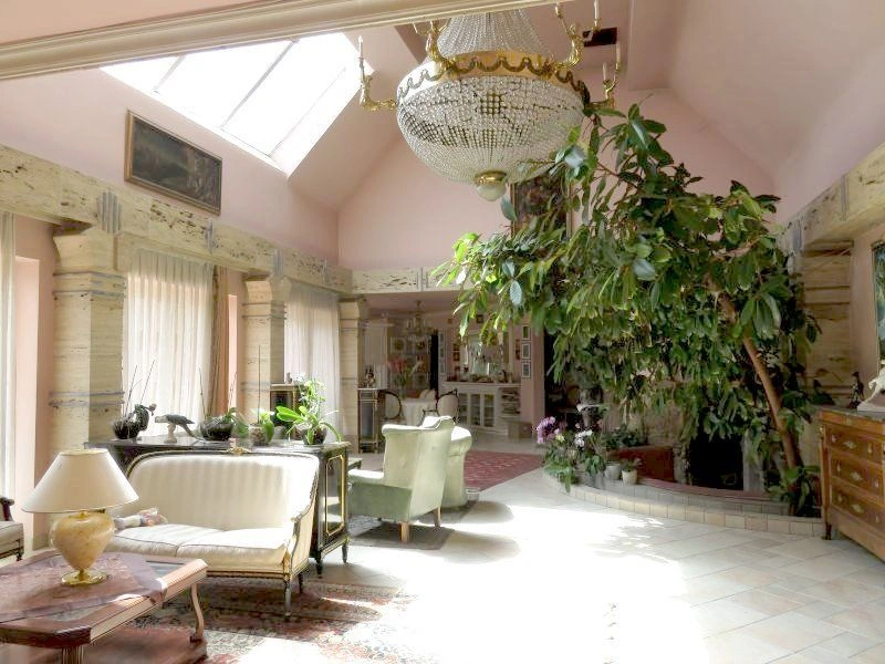 Tuna Nehri kıyısında bulunan zarif 12+1 villa