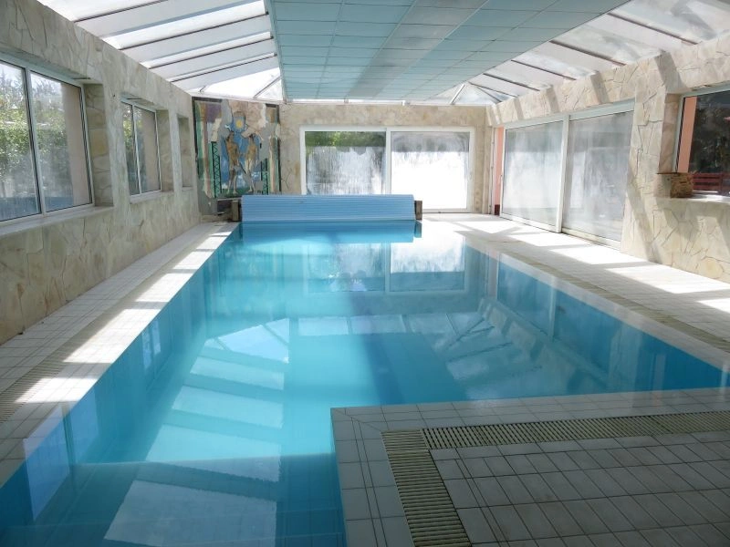 Tuna Nehri kıyısında bulunan zarif 12+1 villa