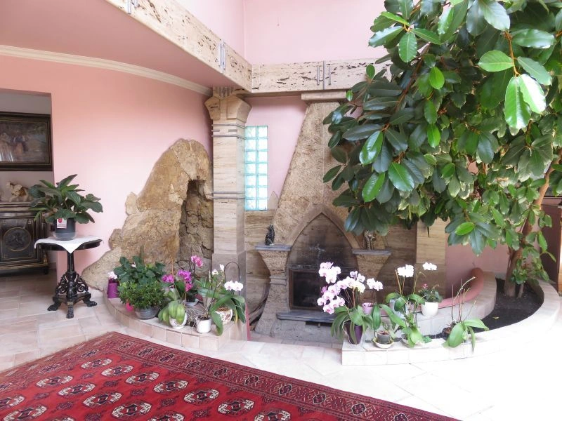 Tuna Nehri kıyısında bulunan zarif 12+1 villa