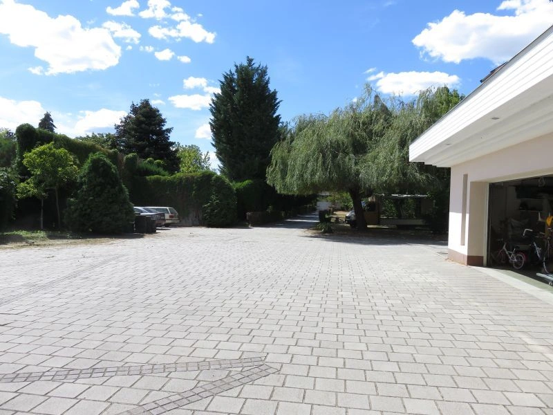 Tuna Nehri kıyısında bulunan zarif 12+1 villa