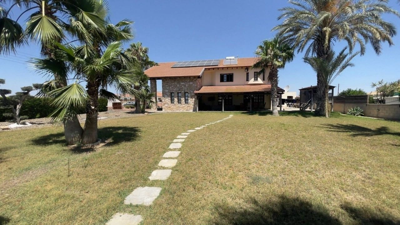 Spacious villa 294 m2 in Larnaca