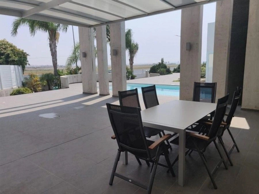 Wonderful villa 320 m2 in Larnaca