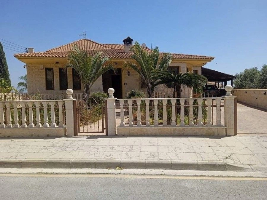 Schönes Bungalow 400 m2 in Larnaca