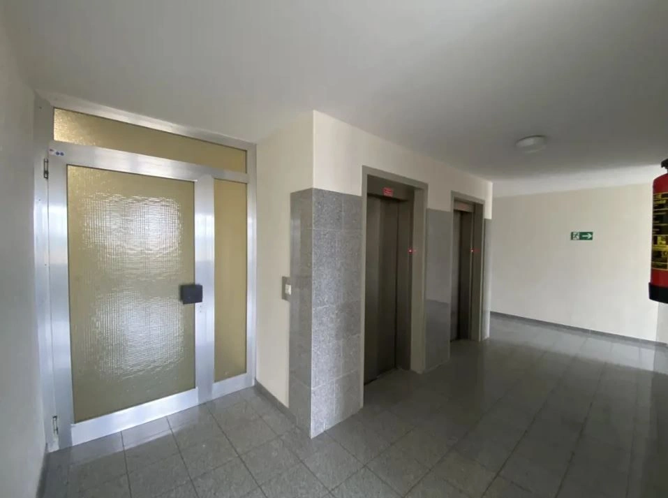 सोलिंगेन, जर्मनी में आधुनिक इमारत में अपार्टमेंट