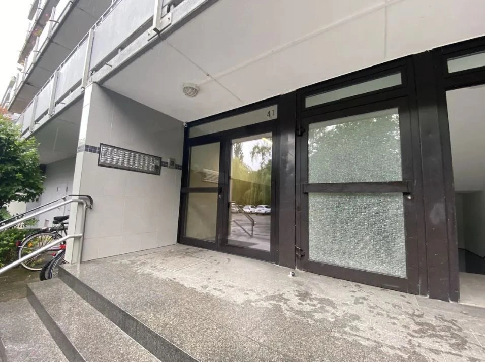 सोलिंगेन, जर्मनी में आधुनिक इमारत में अपार्टमेंट