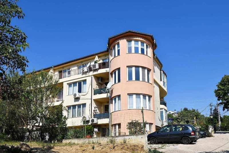 Apartment with a spacious living room in the prestigious area of Trakata, Bulgaria