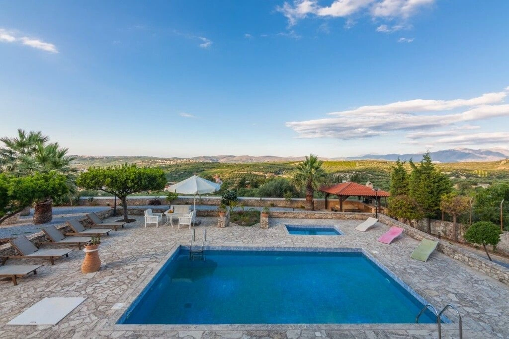 للبيع فيلا كبيرة مكونة من 3 طوابق، 8 غرف نوم، 410 م2 مع مسبح خاص، تقع في هيراكليون، كريت، ومساحة الأرض 1910 م2 ✅ معتمدة من خبراء VelesClub Int.