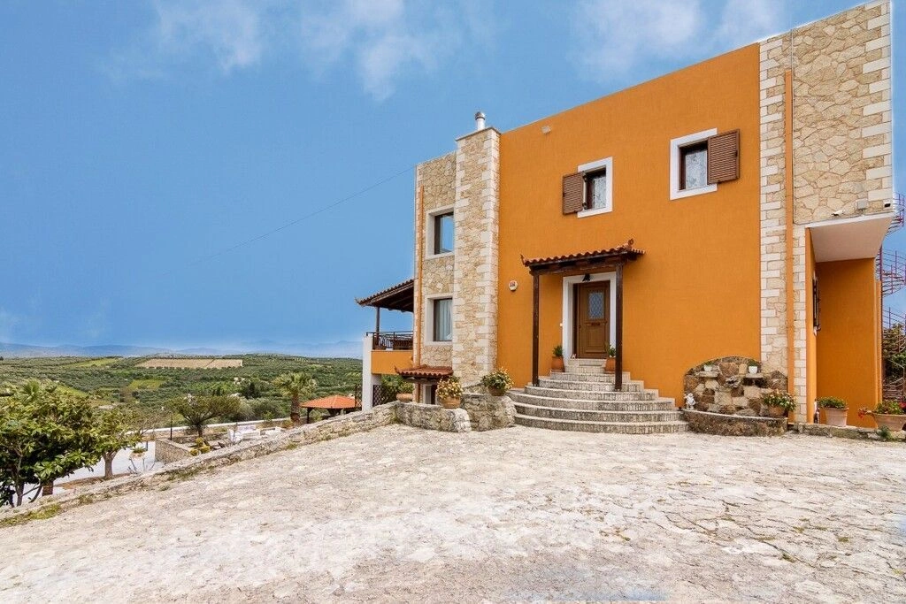 للبيع فيلا كبيرة مكونة من 3 طوابق، 8 غرف نوم، 410 م2 مع مسبح خاص، تقع في هيراكليون، كريت، ومساحة الأرض 1910 م2 ✅ معتمدة من خبراء VelesClub Int.