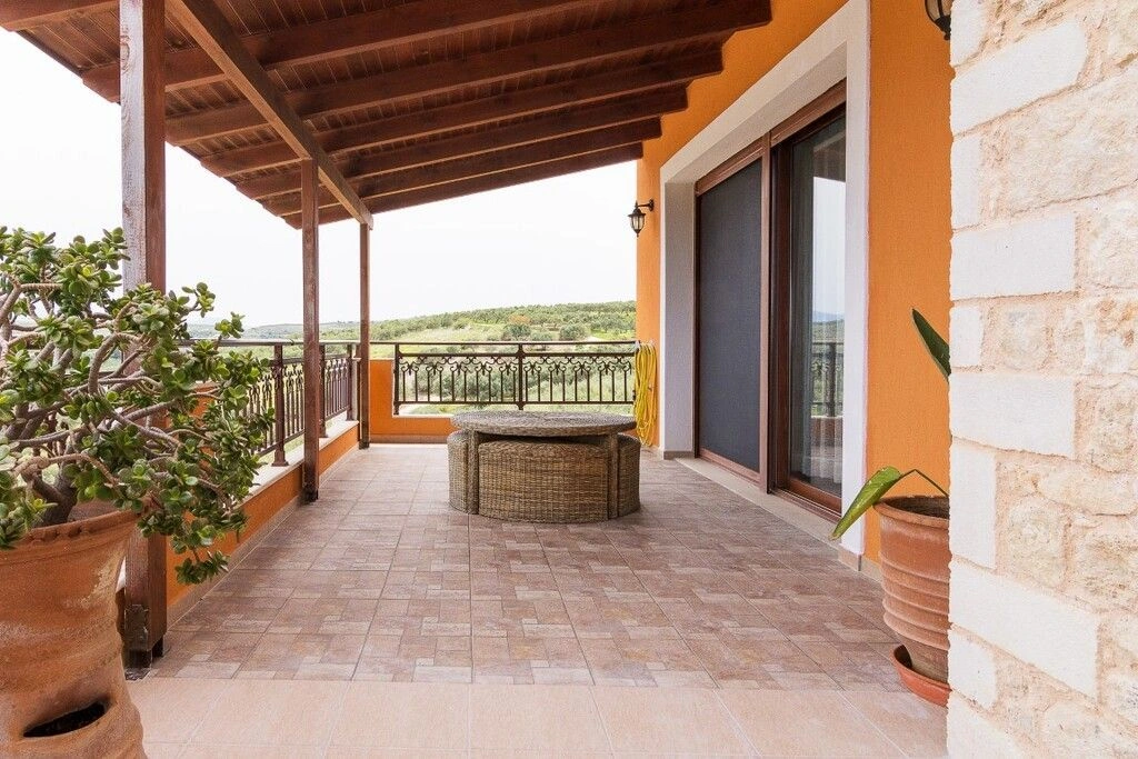 للبيع فيلا كبيرة مكونة من 3 طوابق، 8 غرف نوم، 410 م2 مع مسبح خاص، تقع في هيراكليون، كريت، ومساحة الأرض 1910 م2 ✅ معتمدة من خبراء VelesClub Int.