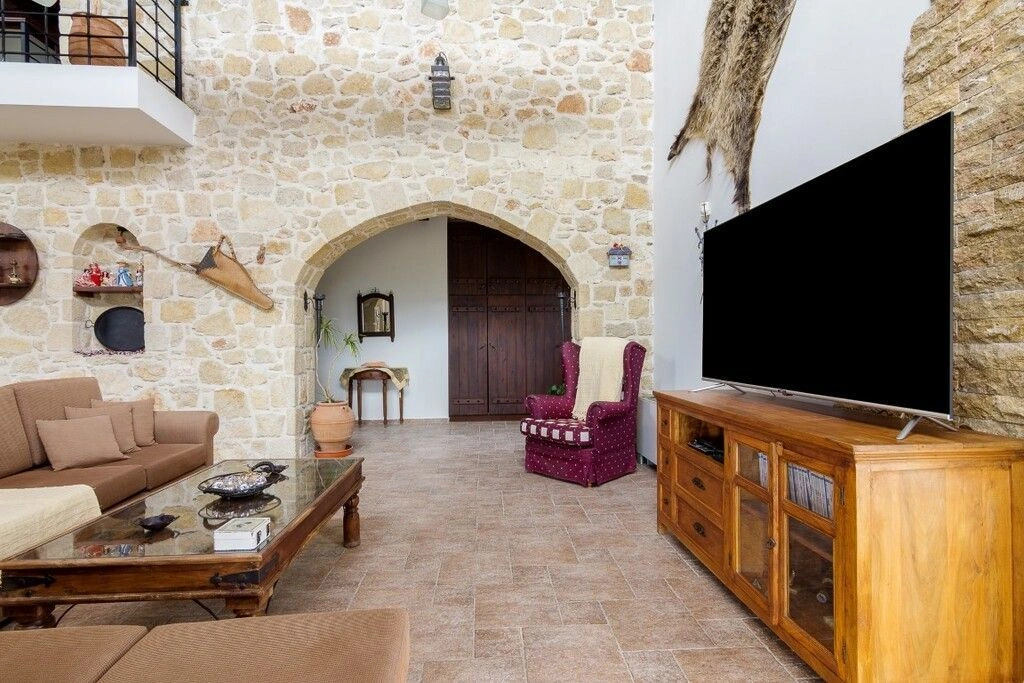 للبيع فيلا كبيرة مكونة من 3 طوابق، 8 غرف نوم، 410 م2 مع مسبح خاص، تقع في هيراكليون، كريت، ومساحة الأرض 1910 م2 ✅ معتمدة من خبراء VelesClub Int.